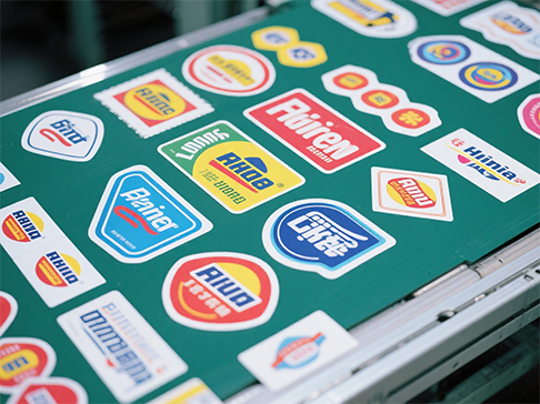 Kakšen laserski krmilnik se lahko uporablja za samolepilno lasersko izrezovanje