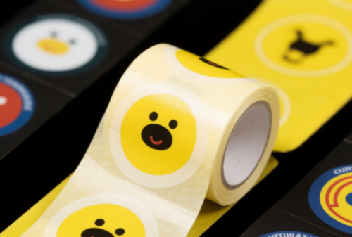 Revolucionirajte svoj potek dela z lepilnimi nalepkami z uporabo naprednega laserskega nadzornega sistema