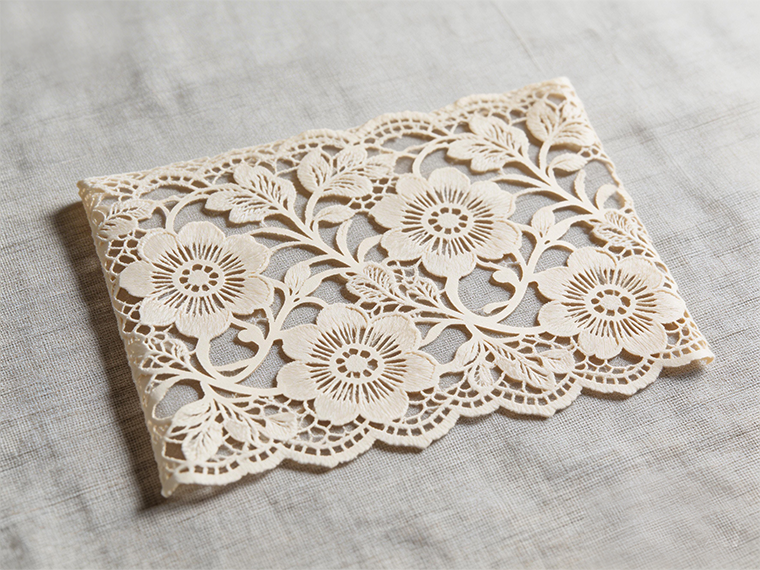 Zakaj sistemi za rezanje blaga prehajajo na večosne laserske krmilnike? Učinkovitost je ključna.